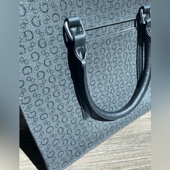 Multi compartment Guess structured back purse, some scratches on handle - Picture 7 of 12